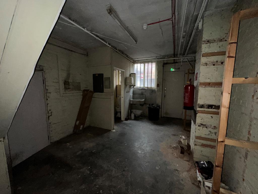 Lot: 37 - SUBSTANTIAL MIXED USE BUILDING WITH POTENTIAL - 10 Tower Road LGF Room with access outside